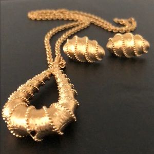 VINTAGE MONET TEARDROP NECKLACE & CLIP ON EARRINGS